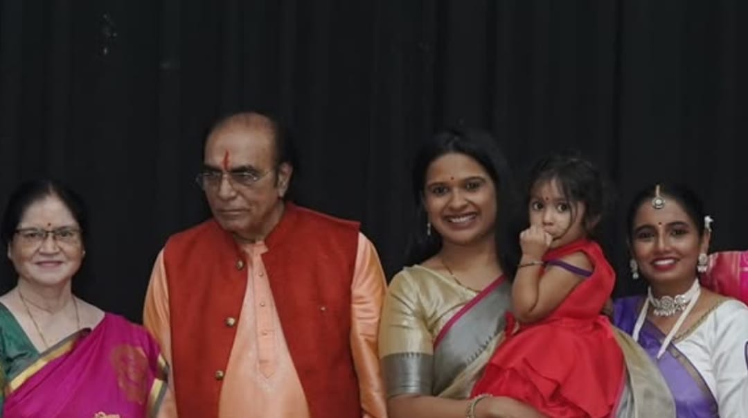 Yashaswee with Smt Harshita Dadheech and Guru